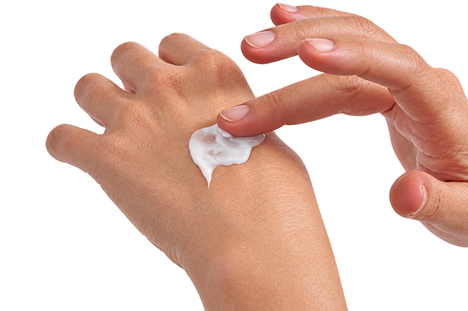 Une personne applique du bout du doigt une noisette de crème blanche sur le dos de sa main, sur fond blanc.